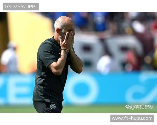 这是红牌吗？曼联女足球员多米尼克-扬森铲球被罚下引发争议